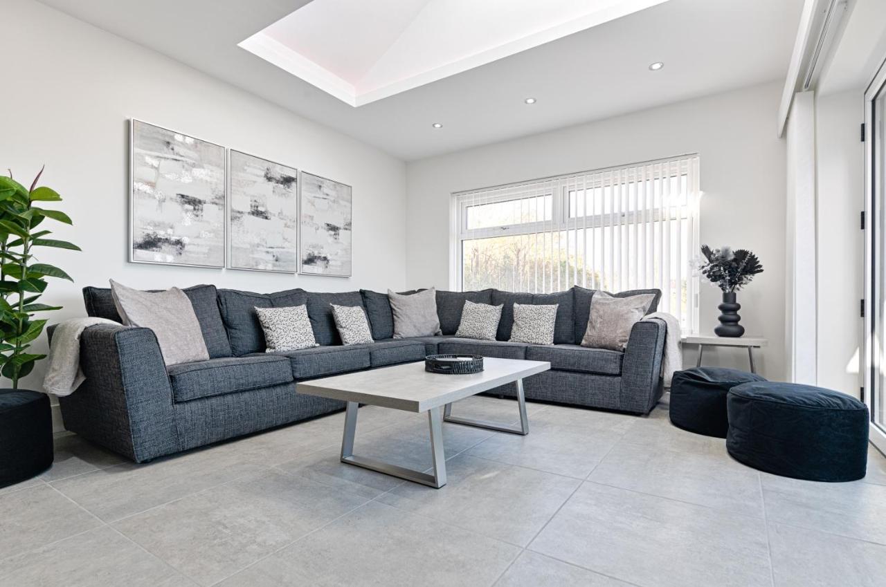 Luxury Property With Hot Tub And Sea Views Oystermouth Esterno foto
