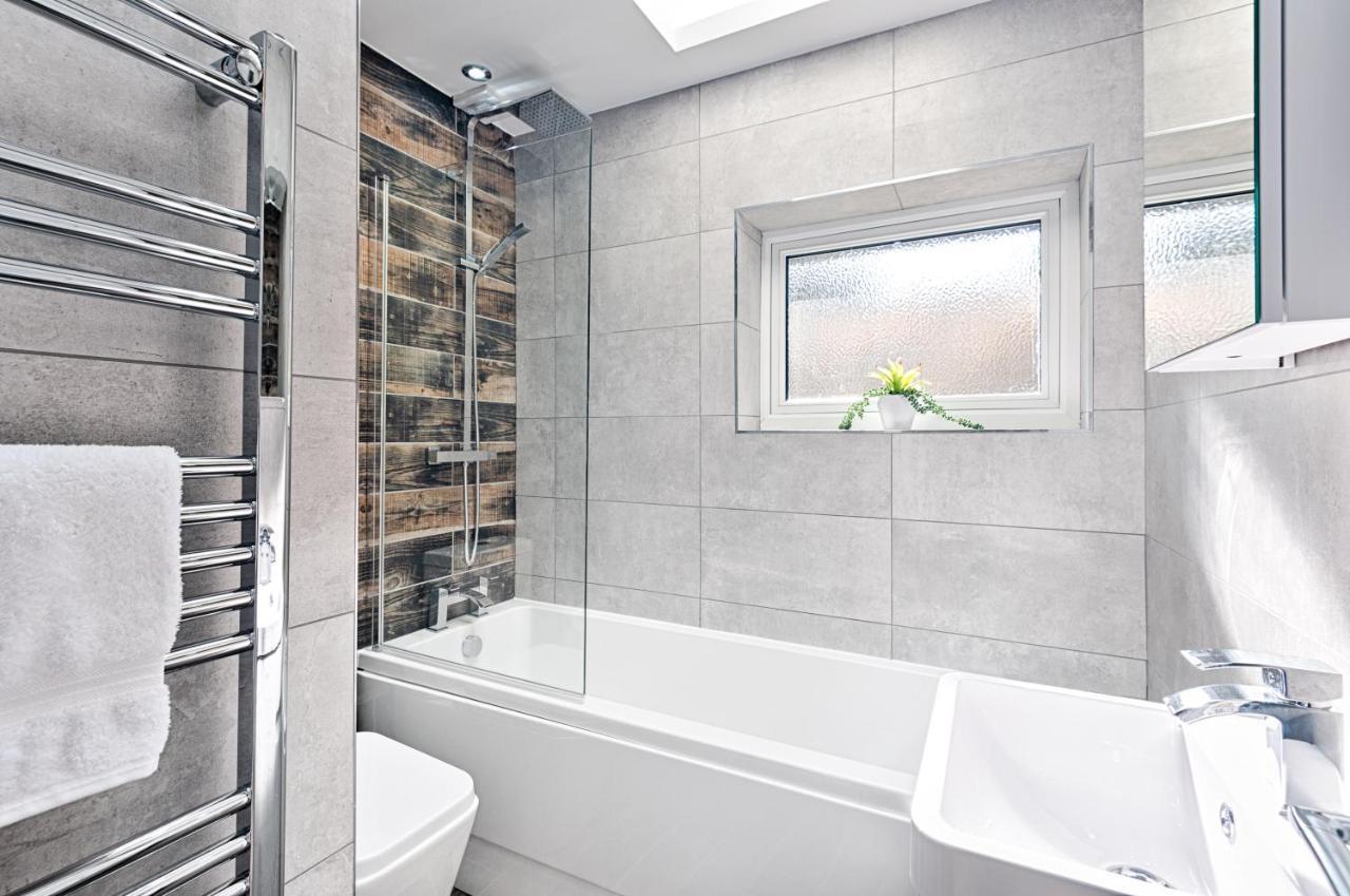 Luxury Property With Hot Tub And Sea Views Oystermouth Esterno foto