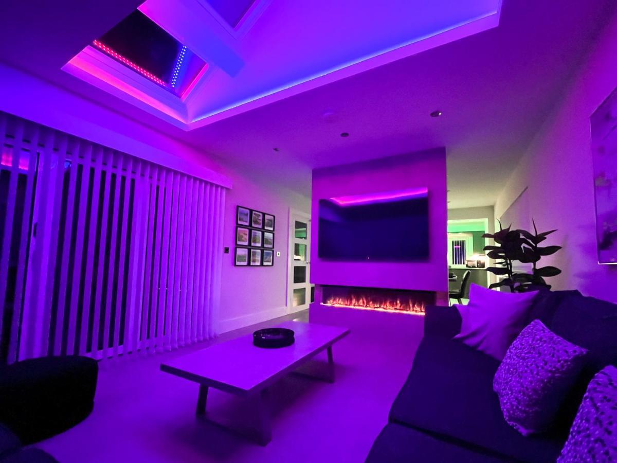 Luxury Property With Hot Tub And Sea Views Oystermouth Esterno foto
