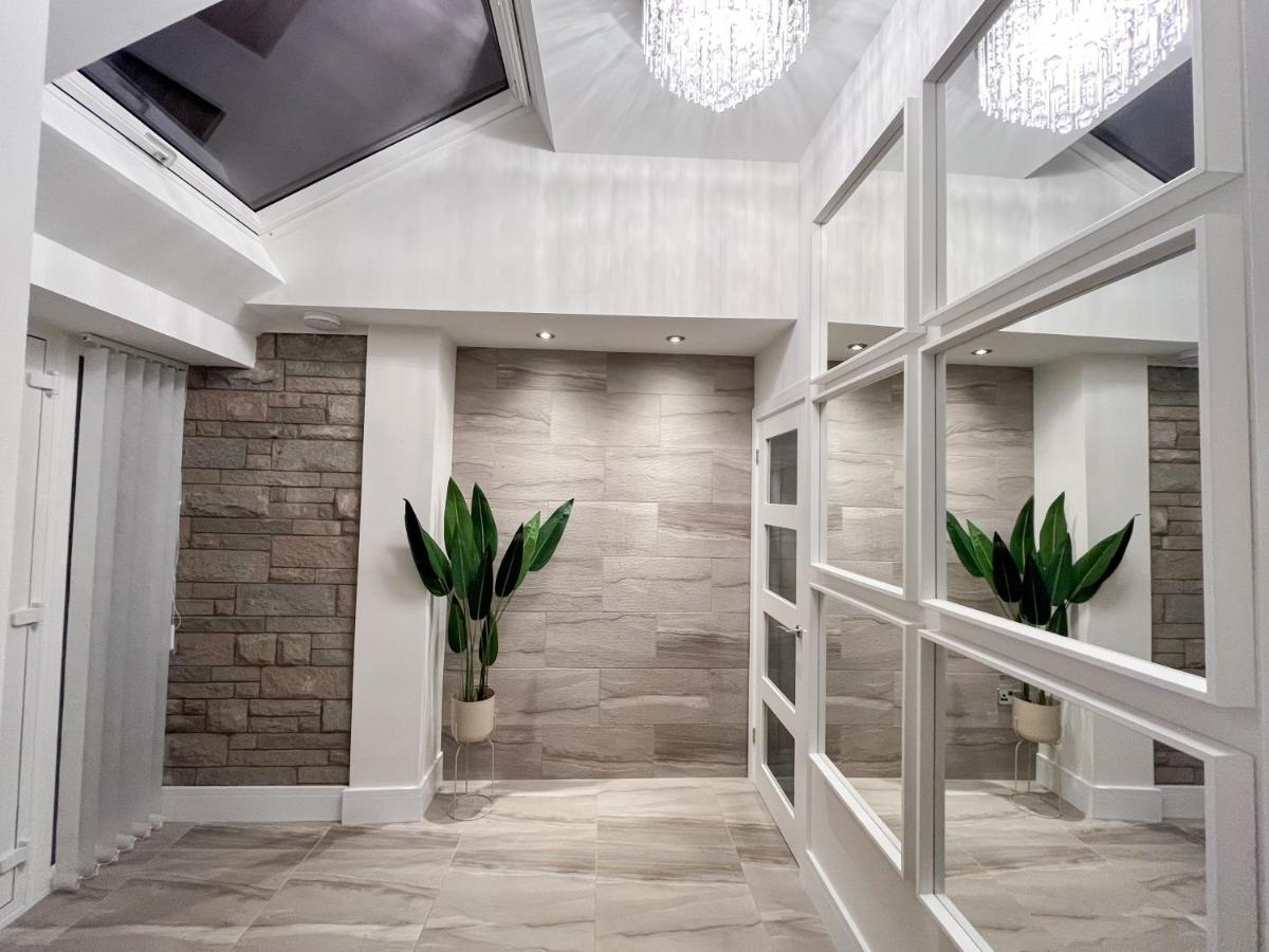 Luxury Property With Hot Tub And Sea Views Oystermouth Esterno foto